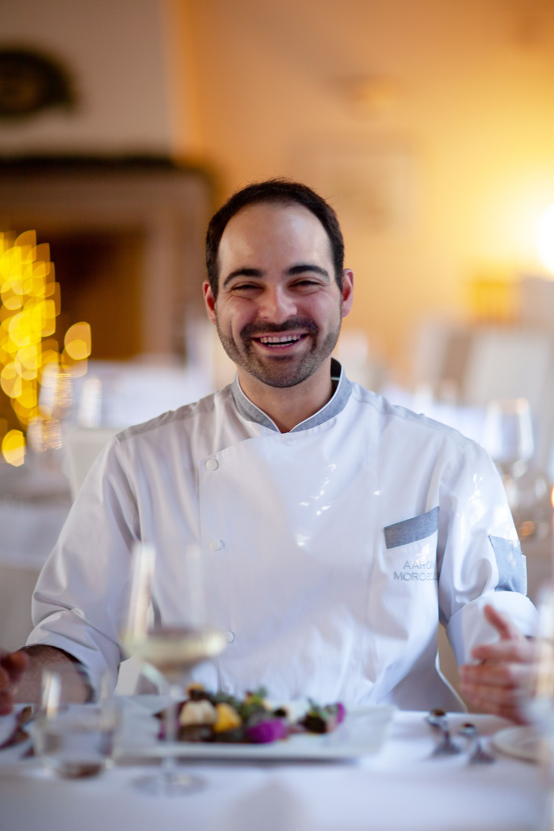 Filetti di salmone alla griglia con prezzemolo e limone.