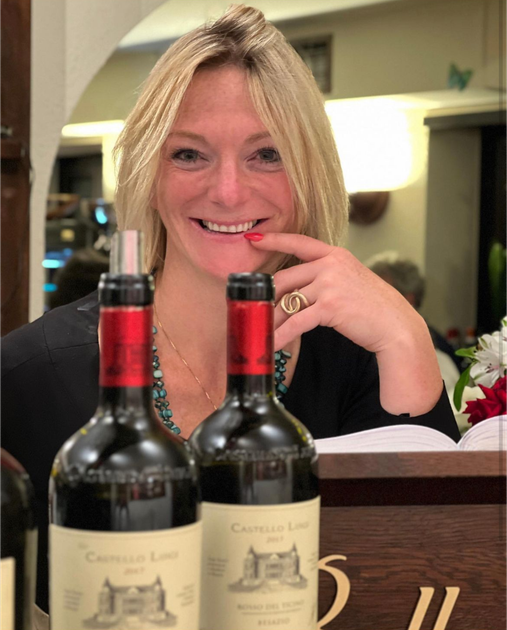 Filetti di salmone alla griglia con prezzemolo e limone.