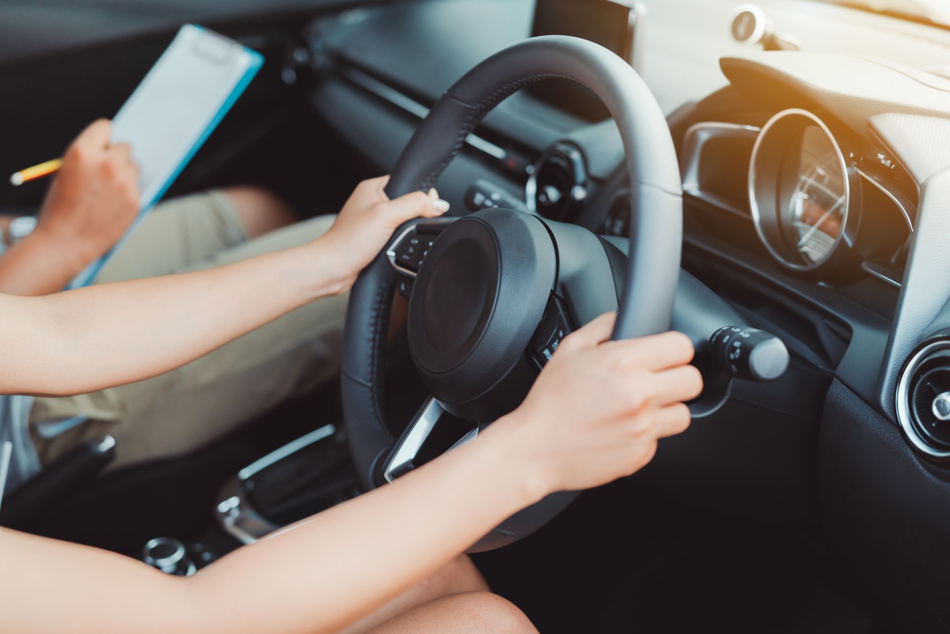 Eine Person, die ein Smartphone auf dem Beifahrersitz hält, fährt Auto.