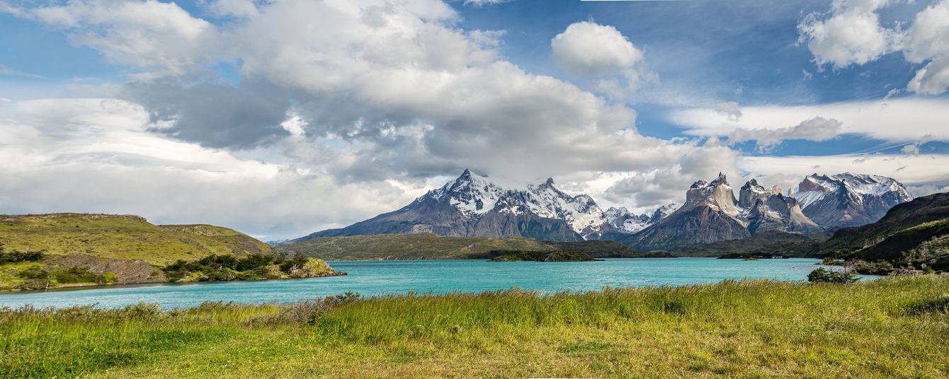 Un lac et des montagnes