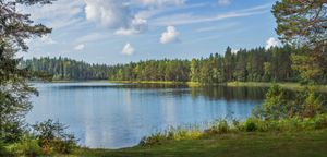 Un lac et des montagnes