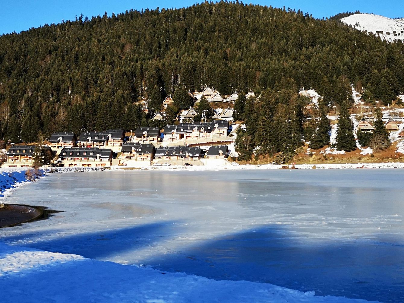 Un lac et des montagnes