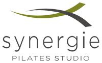 Logotipo de Synergie Pilates Studio con un rizo abstracto en negro, verde y gris.