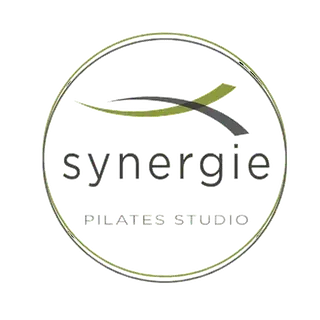 Logotipo de Synergie Pilates Studio con diseño circular verde y gris.
