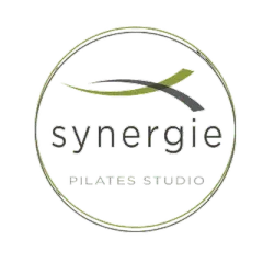 Logotipo de Synergie Pilates Studio con diseño circular verde y gris.