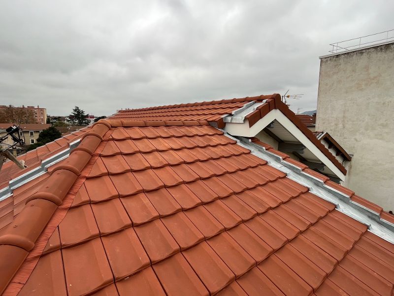 Couverture en tuiles rouges