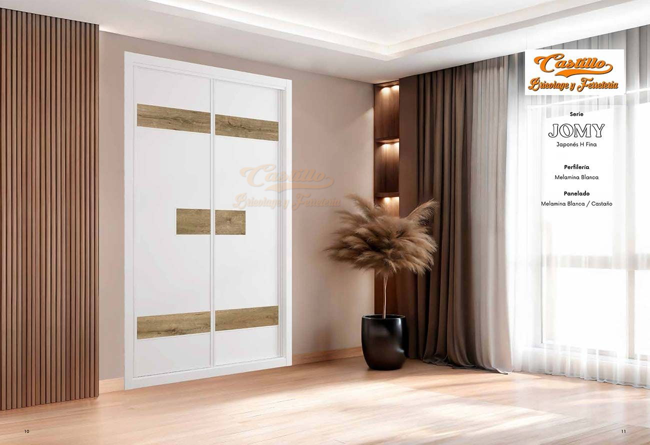 Puertas dobles blancas con detalles dorados, planta alta en maceta negra, interior moderno.