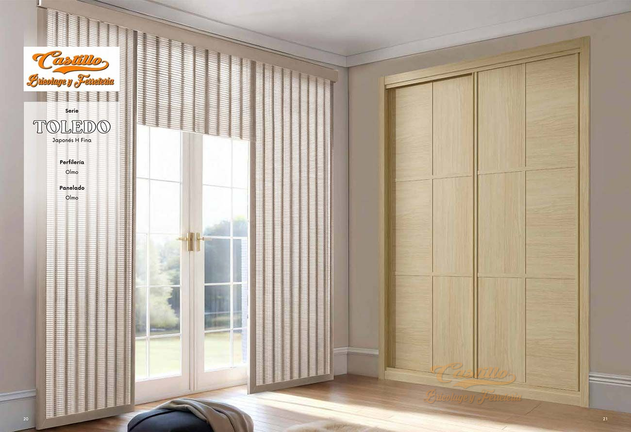 Persianas verticales y puertas de armario en beige claro. Puertas francesas blancas con vista al exterior.