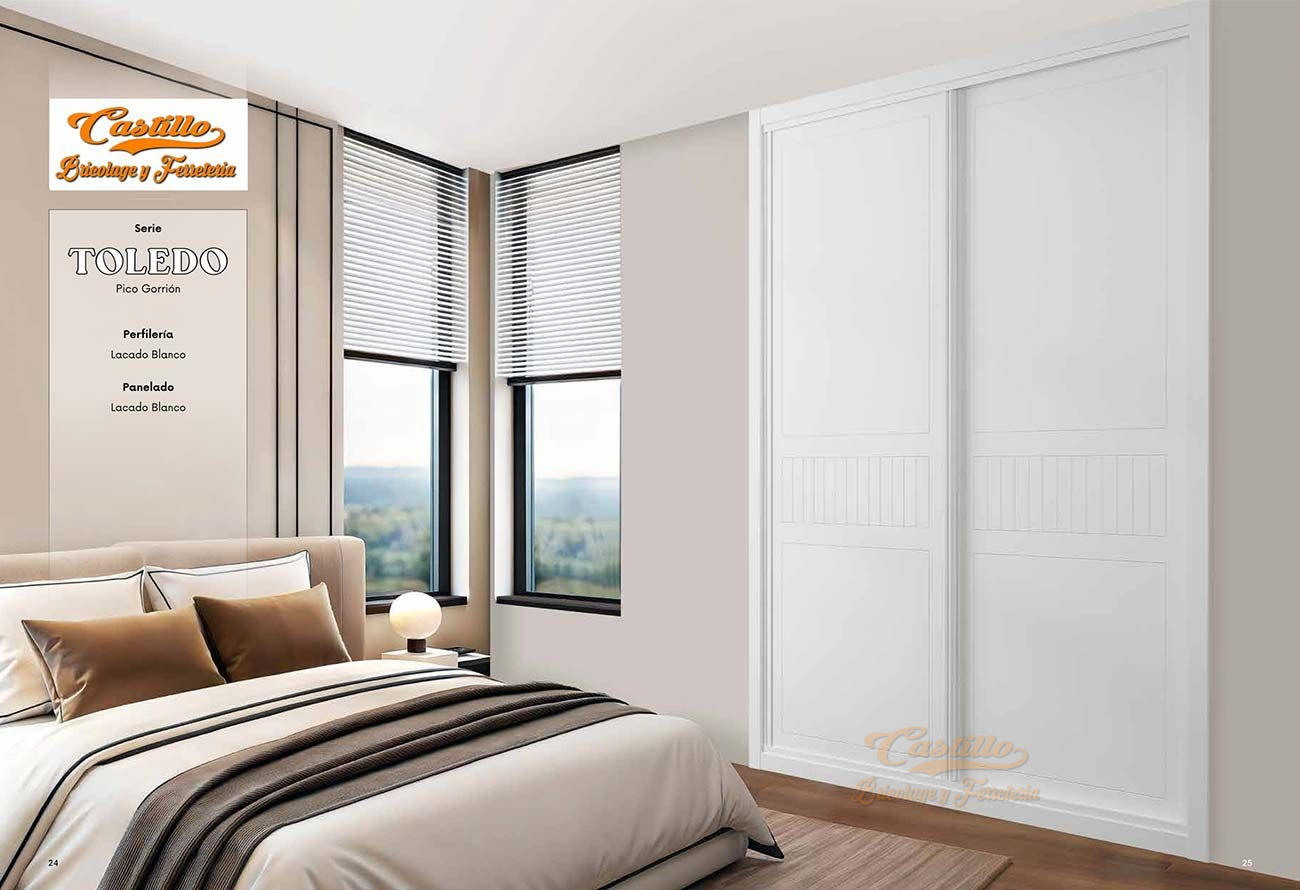 Dormitorio con armario con puertas corredizas blancas, cama con almohadas marrones y una ventana con persianas.