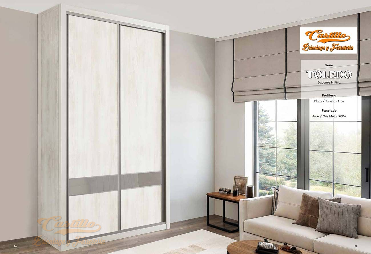 Armario con puertas correderas en una habitación moderna. Paneles de madera clara, detalles en gris oscuro, sofá, ventana y alfombra.