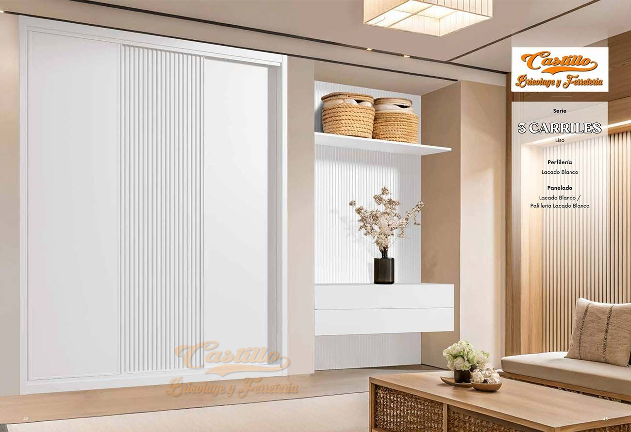 Armario blanco con puertas corredizas, estantes, cestas y un sofá en una habitación moderna.