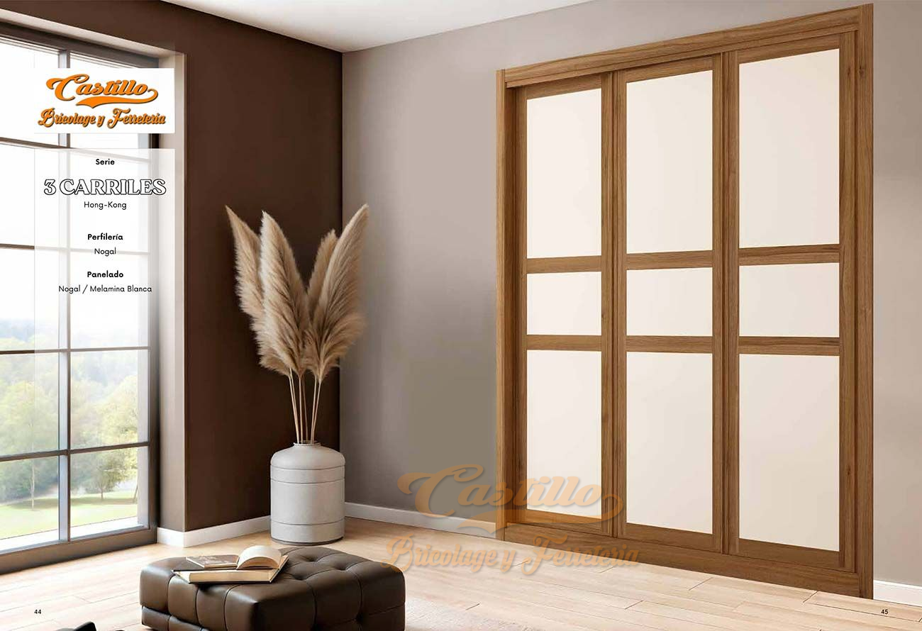 Puertas de armario corredizas con marco de madera y paneles blancos, en un dormitorio.