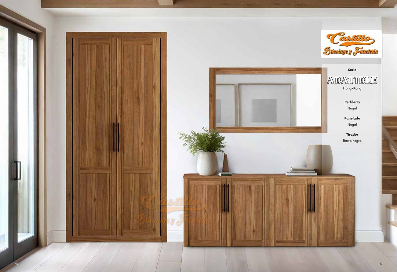 Armario y consola de madera con espejo y decoración en un interior moderno de paredes blancas.