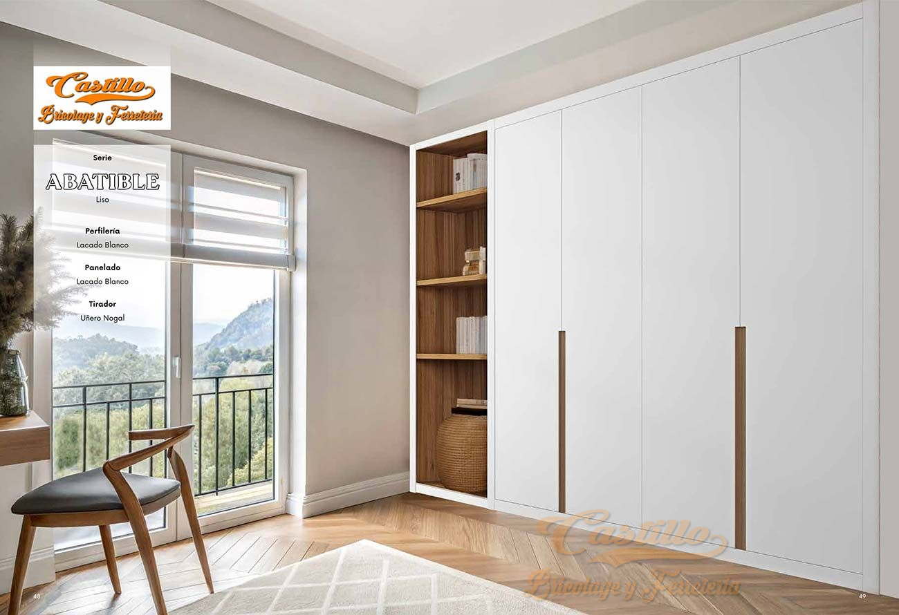 Armario empotrado blanco con baldas en tono madera, junto a ventanal con vistas a la montaña, y silla.