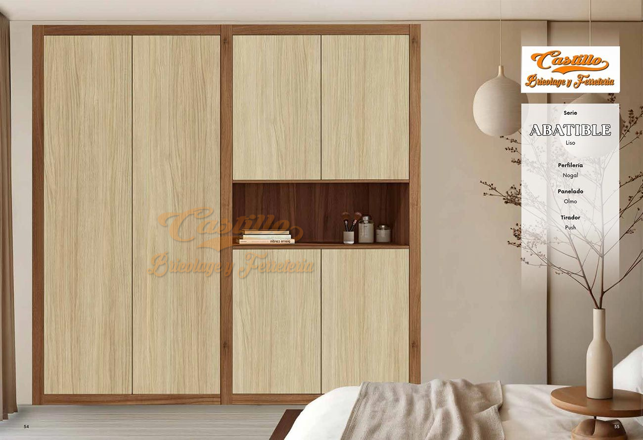 Armario beige con estructura de madera y balda interior, ambiente dormitorio.