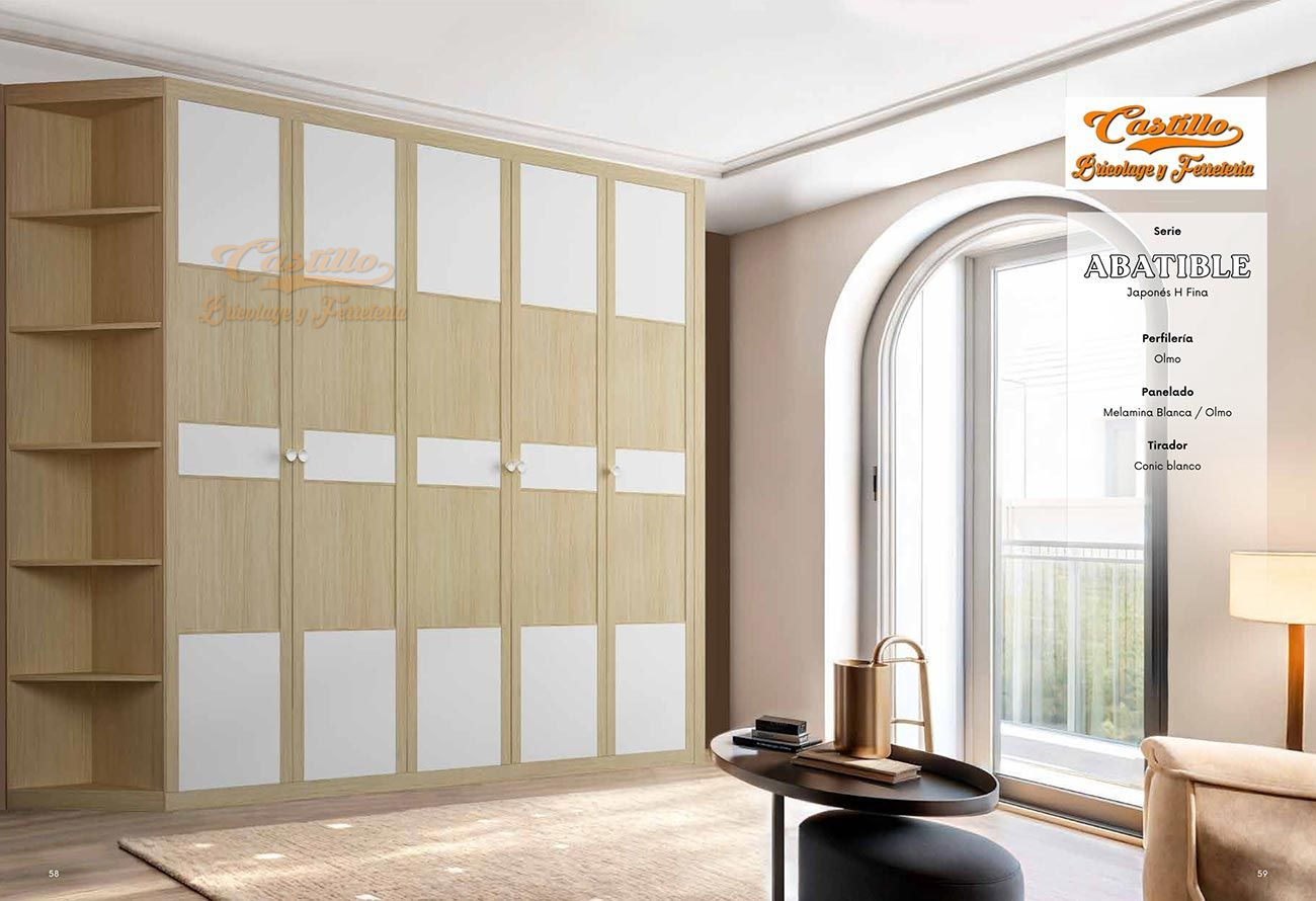 Armario con paneles de madera clara y blancos, estantes a la izquierda y ventana y mesa a la derecha.