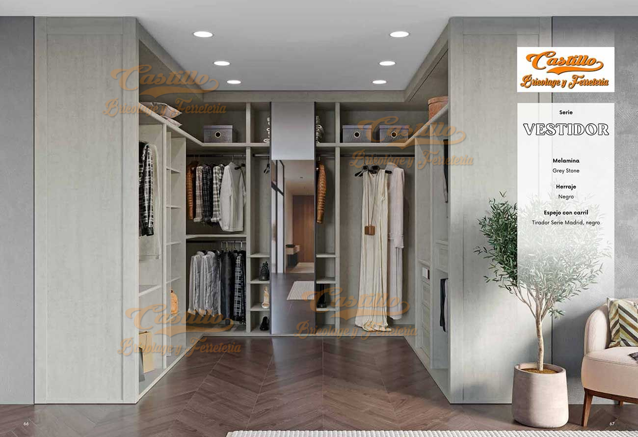 Vestidor con ropa colgada, estantes y un arbolito. Suelo marrón, paredes neutras y una silla.