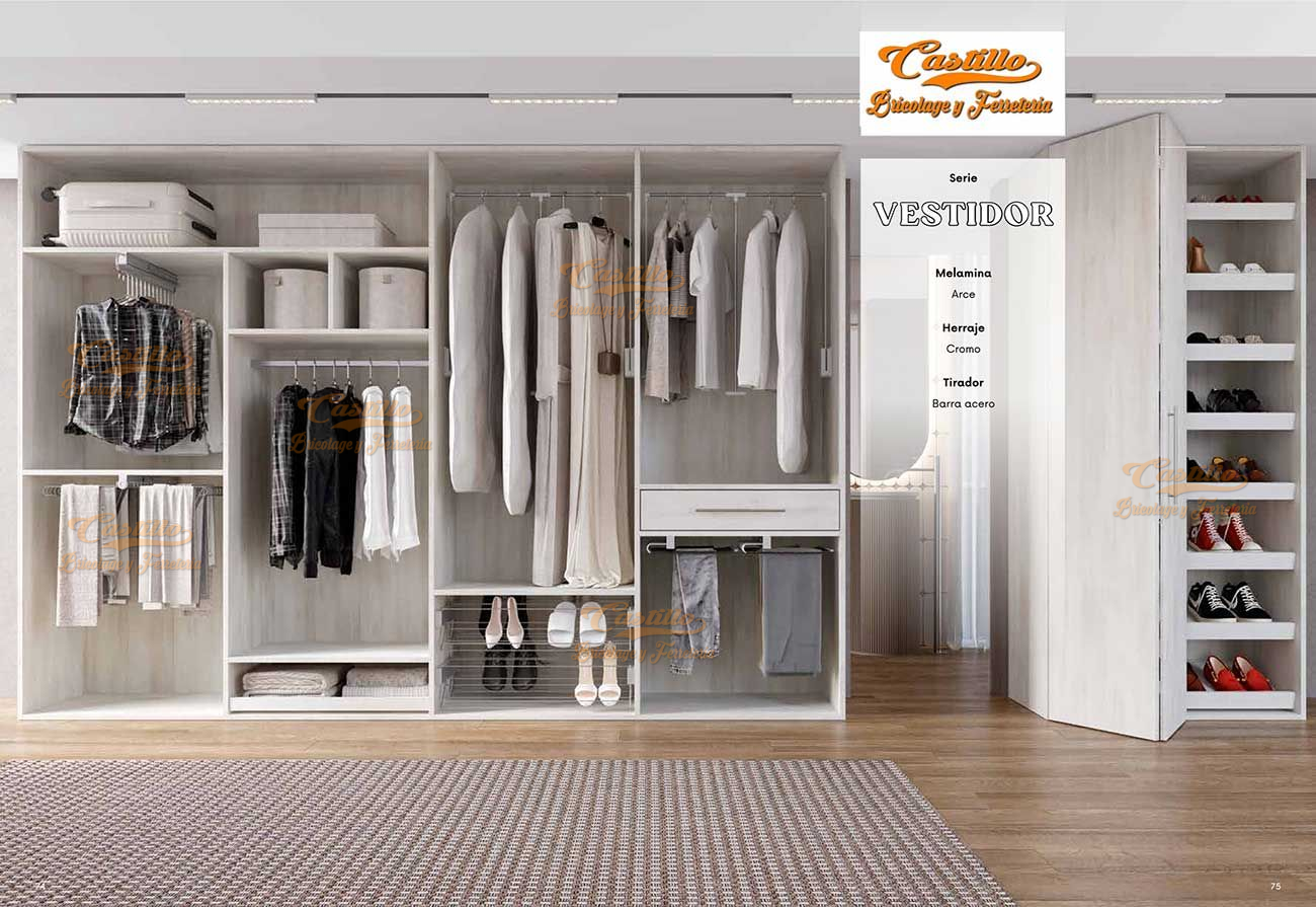 Un vestidor moderno y organizado con espacio para guardar ropa, estantes y zapatos; un interior de color claro.