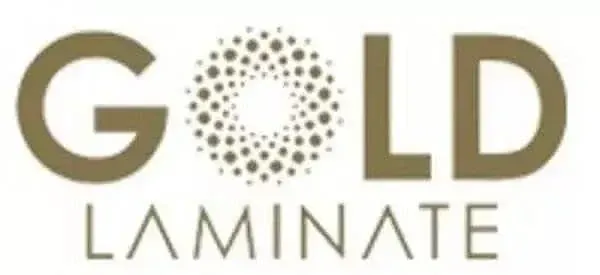 Se muestra un logotipo laminado dorado sobre un fondo blanco.