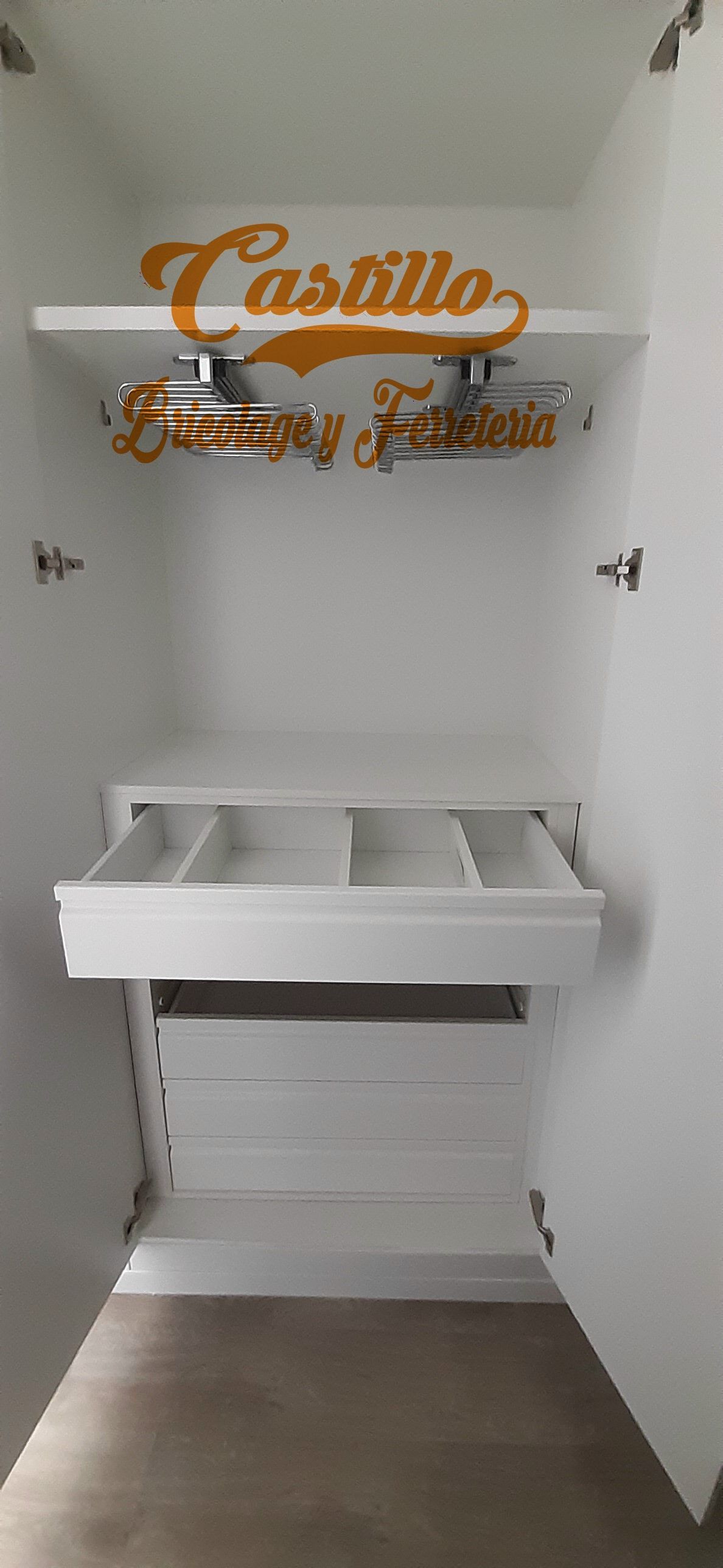 Un armario blanco con un cajón y un estante.