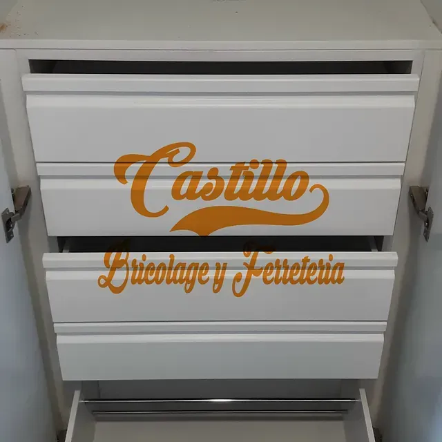 Un cajón blanco con las palabras Castillo Bricolage y Ferretería.