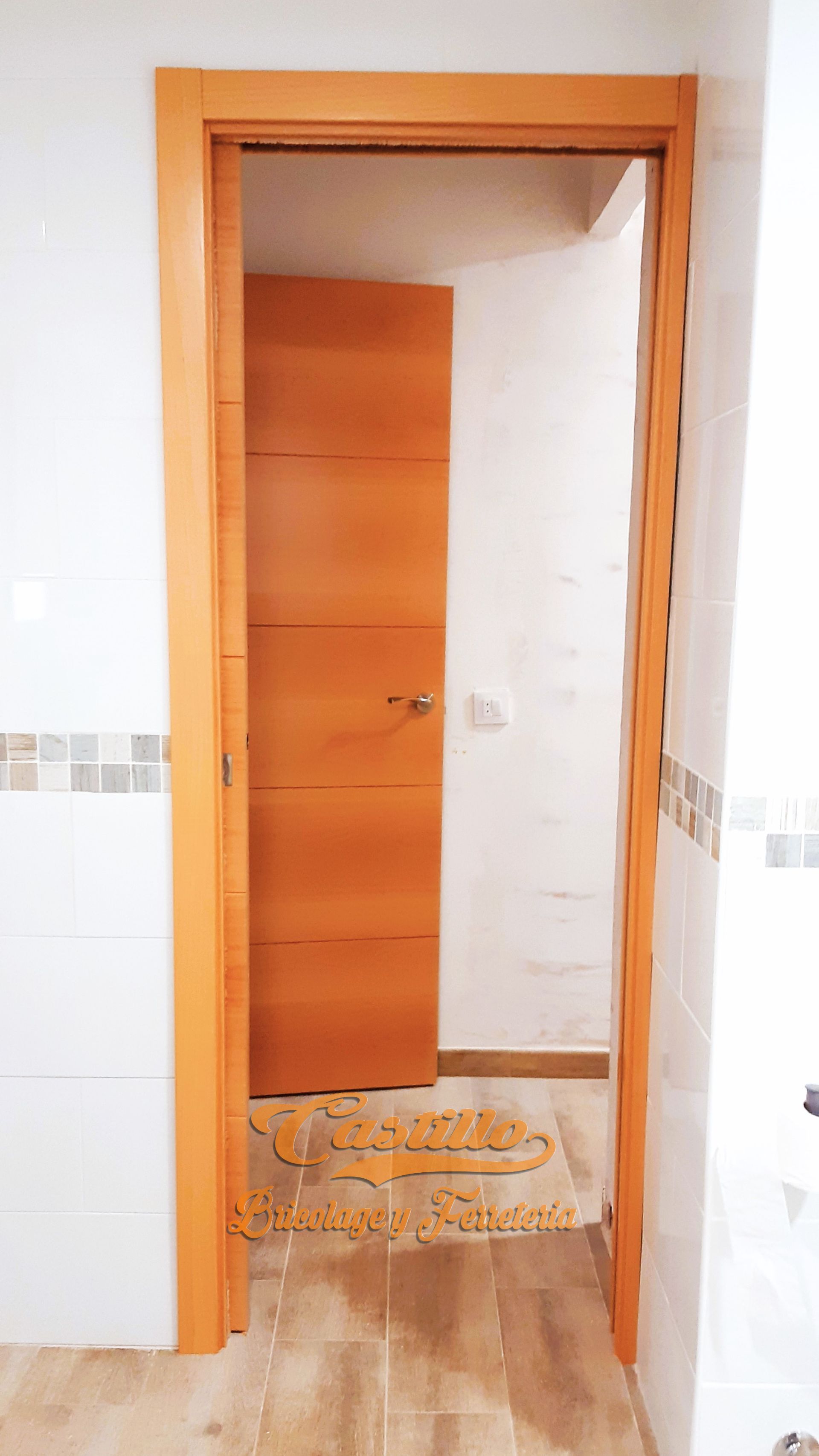 Marco de puerta de madera con puerta de madera cerrada, paredes y piso de color claro, alfombra al frente.