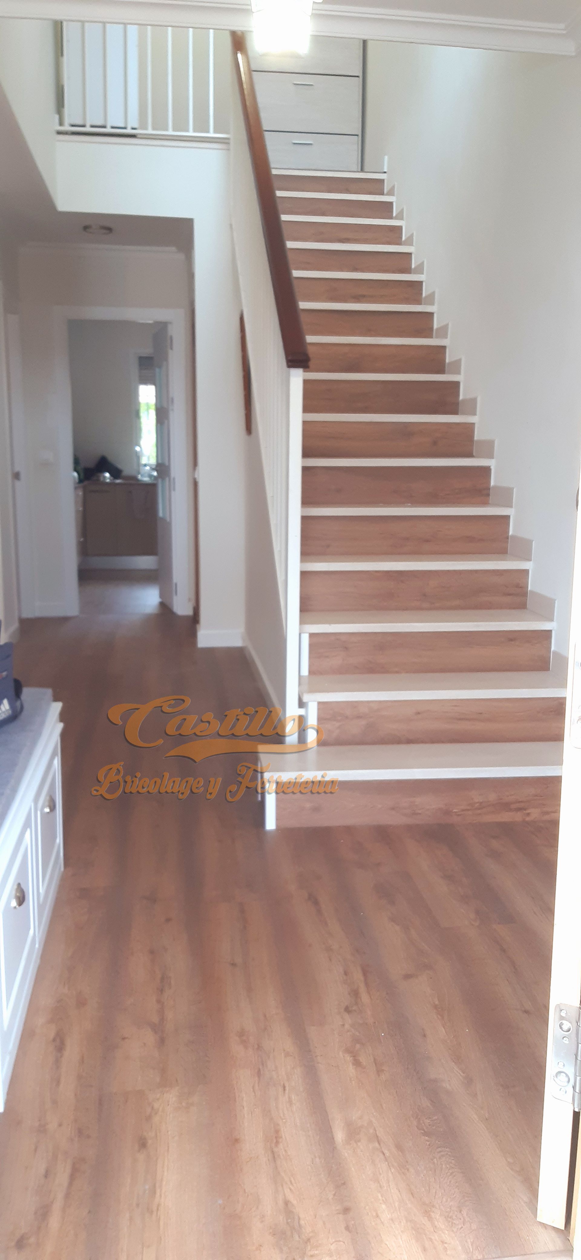 Hay una escalera en el medio de la habitación.