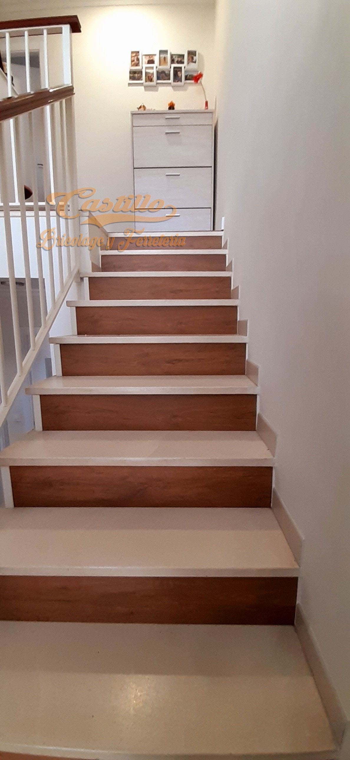 Un conjunto de escaleras de madera que conducen al segundo piso de una casa.