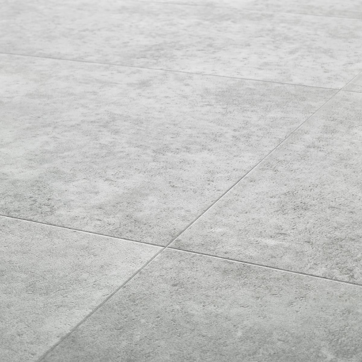 Suelo de baldosas de piedra gris.