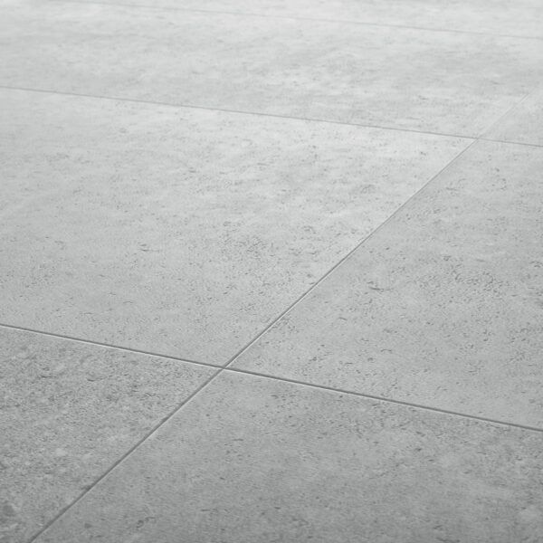 Piso de baldosas grises, perspectiva en ángulo, que muestra líneas de lechada.