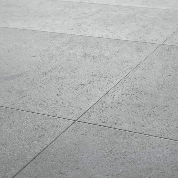 Azulejos de piedra gris con líneas de lechada visibles.