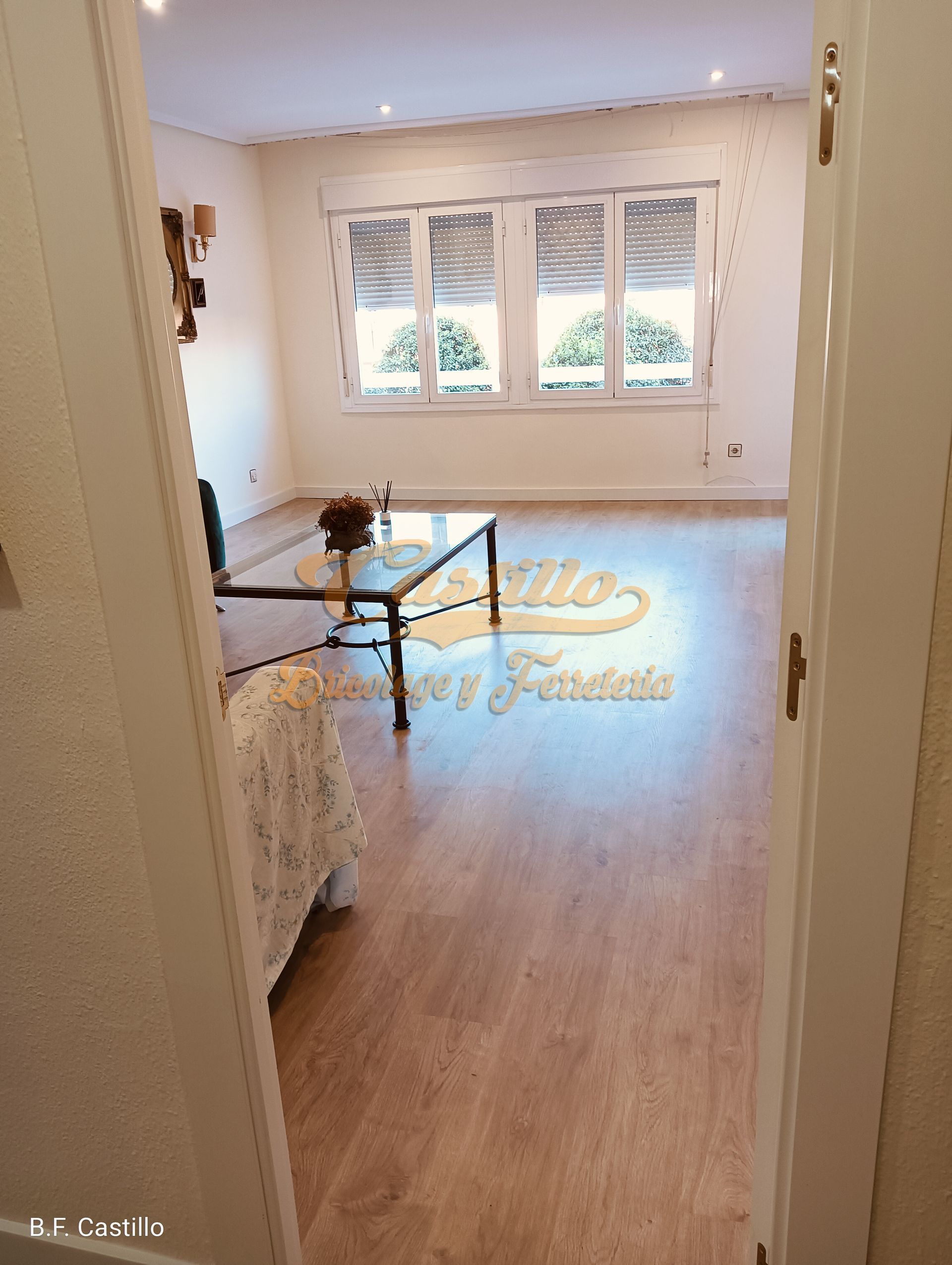 Una sala de estar con pisos de madera y una mesa de café.