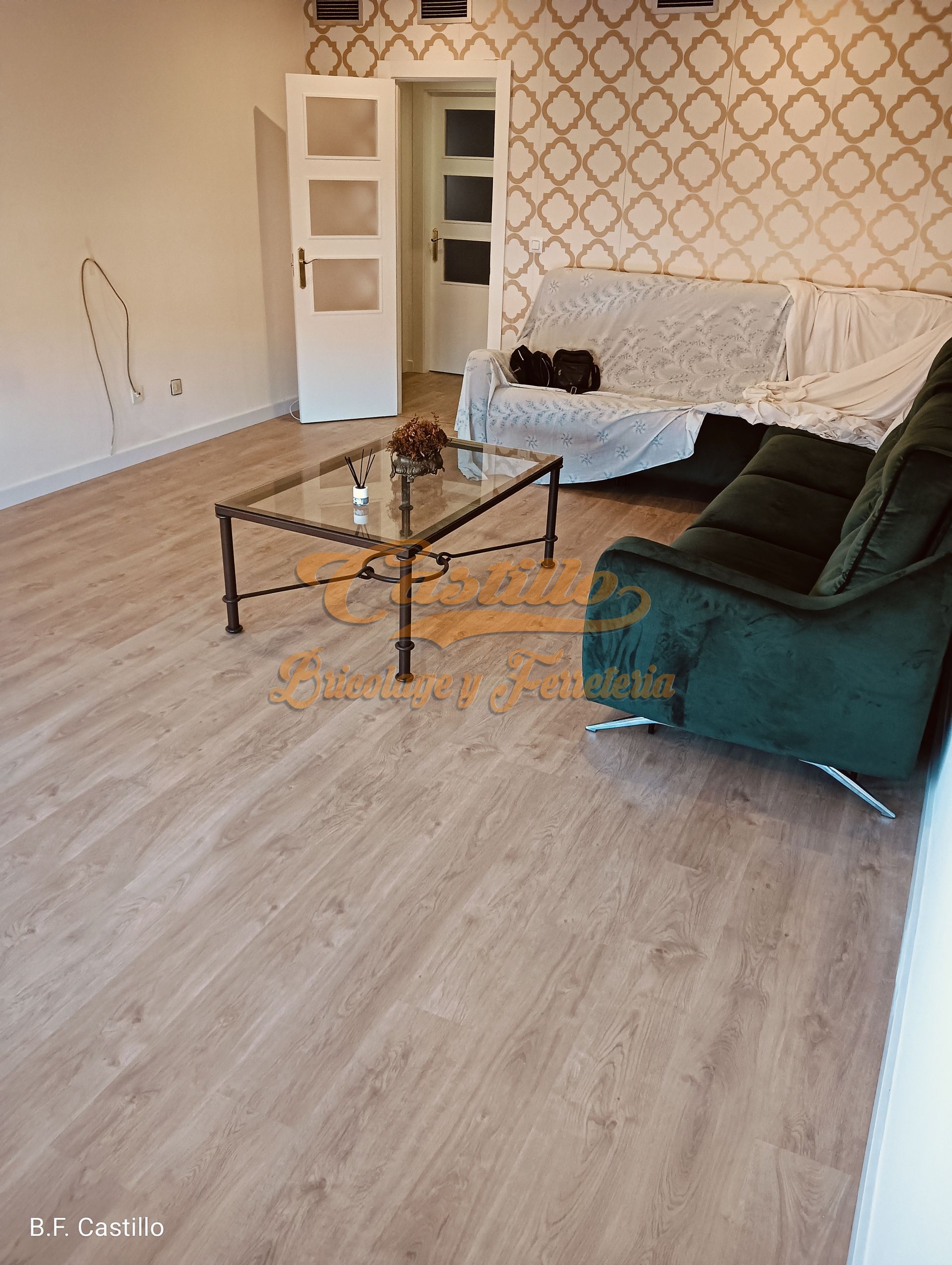 Una sala de estar con un sofá, una silla y una mesa de café.