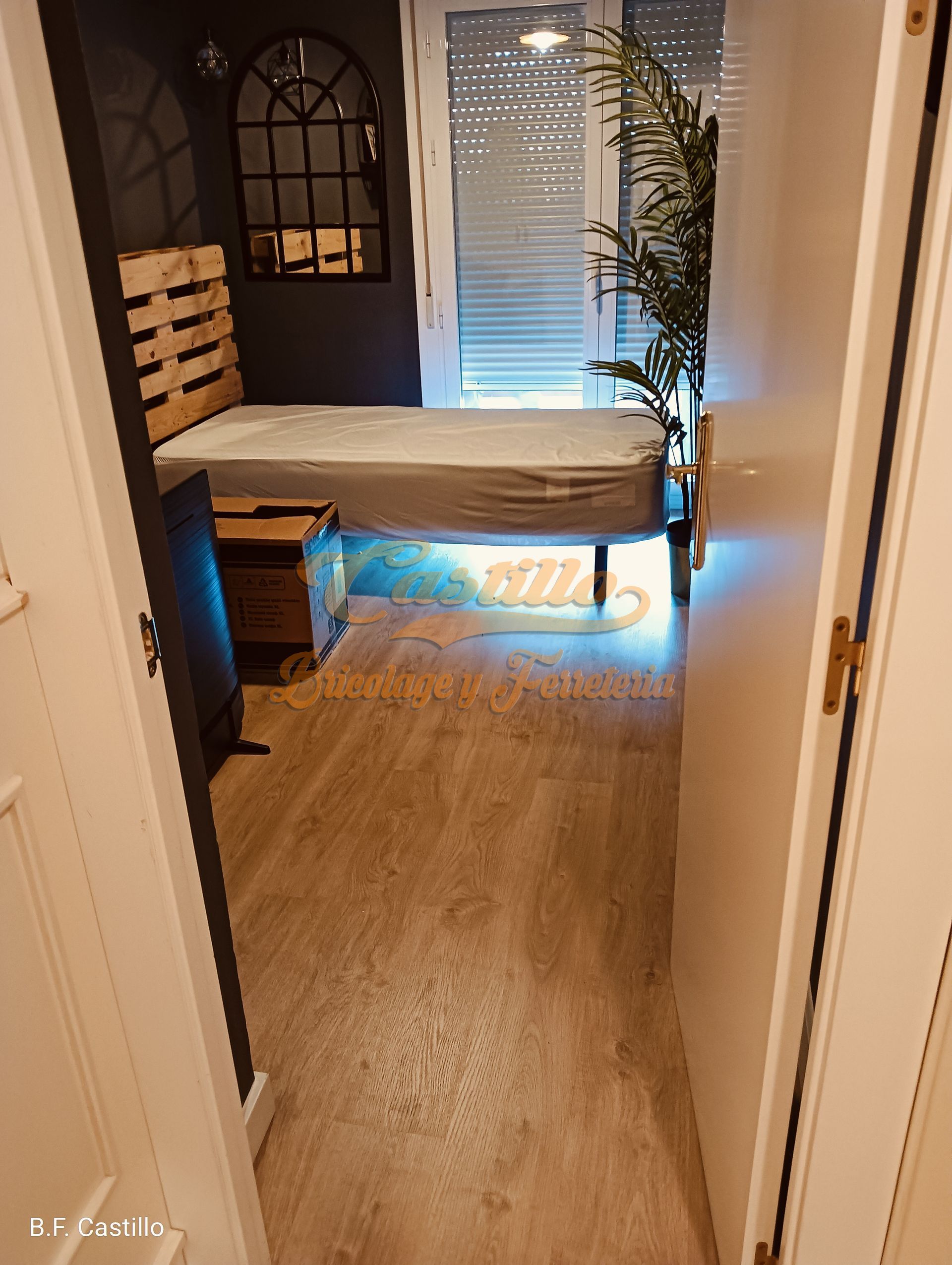 Un dormitorio con un colchón colgando del techo.