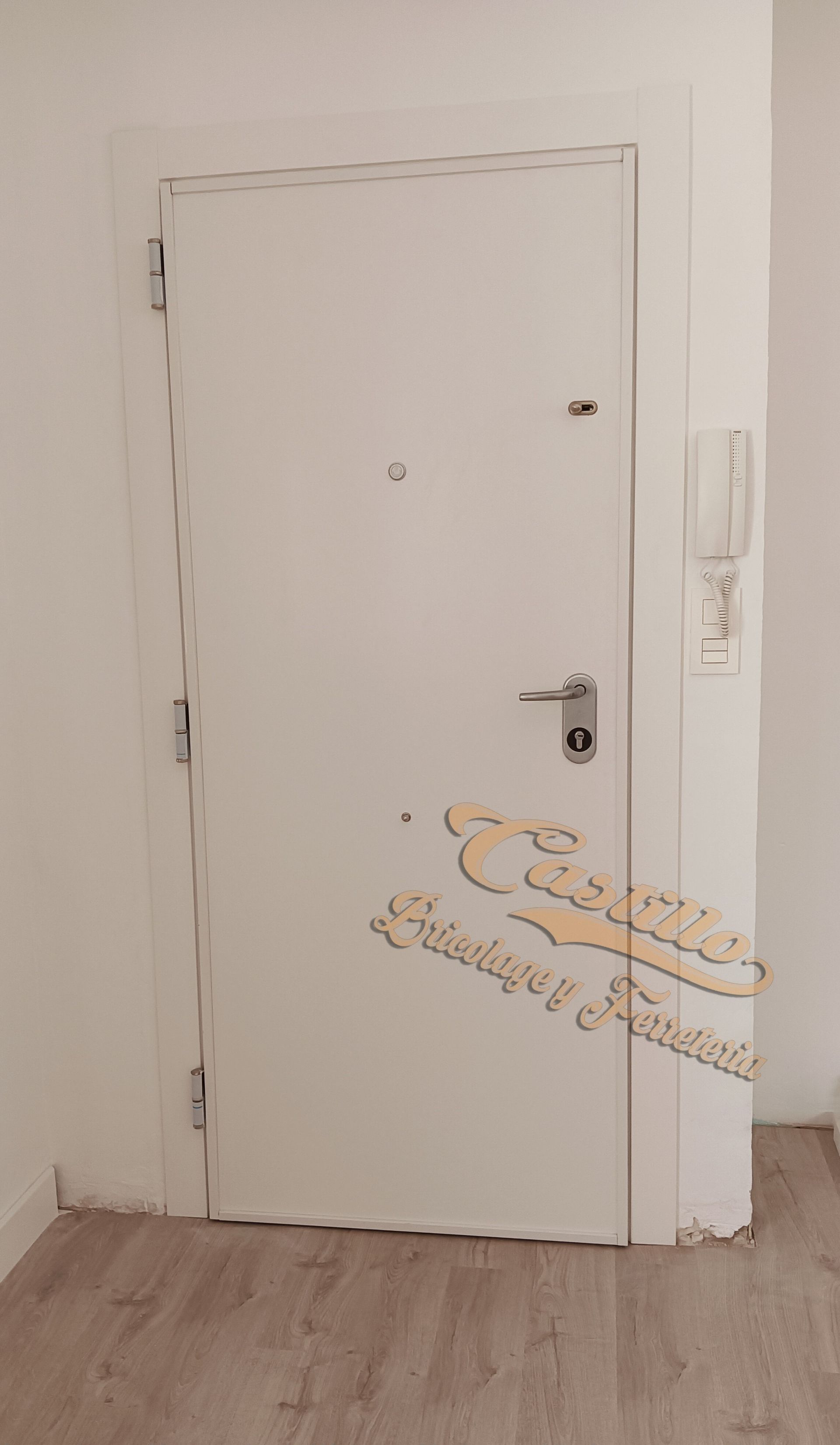 Una puerta está abierta a una habitación con escaleras y una ventana.