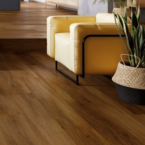 Suelo con efecto madera, con un sillón amarillo y una planta en maceta en un ambiente de sala de estar.