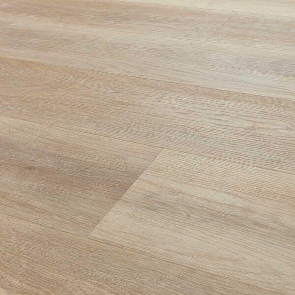 Suelo laminado efecto madera color beige claro, con vetas visibles.