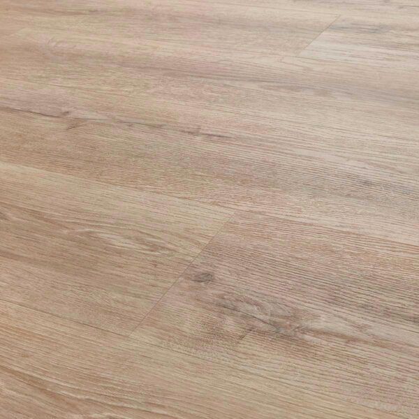 Suelo de aspecto madera color marrón claro con vetas visibles y sutiles variaciones de color.