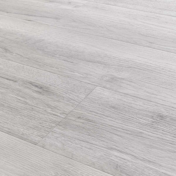 Suelo de imitación madera color gris claro con vetas visibles, dispuesto en diagonal.