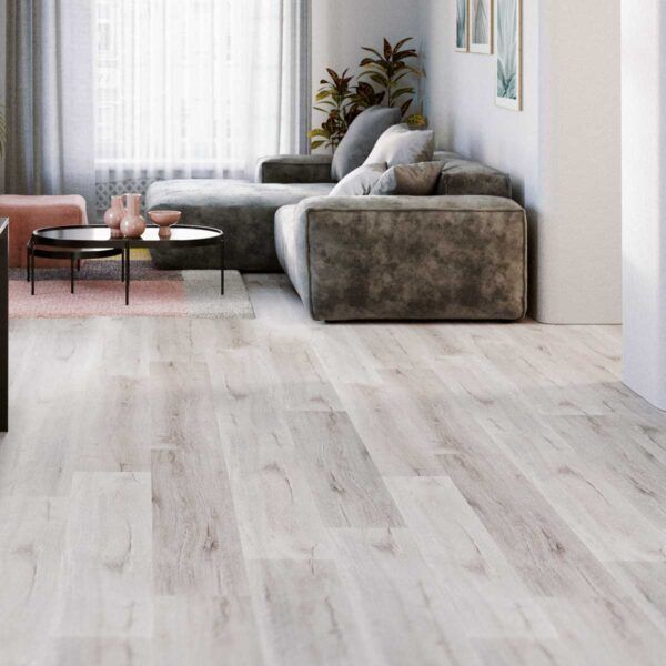 Suelo de madera clara en una sala de estar con un sofá gris, una ventana y una mesa de café.