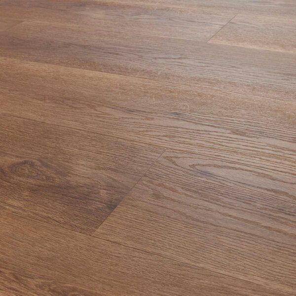 Tablas de madera en distintos tonos de marrón, dispuestas en patrón paralelo.