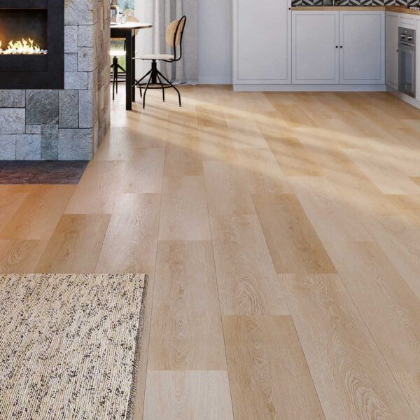 Piso con apariencia de madera clara en una cocina luminosa con alfombra, chimenea y juego de comedor.