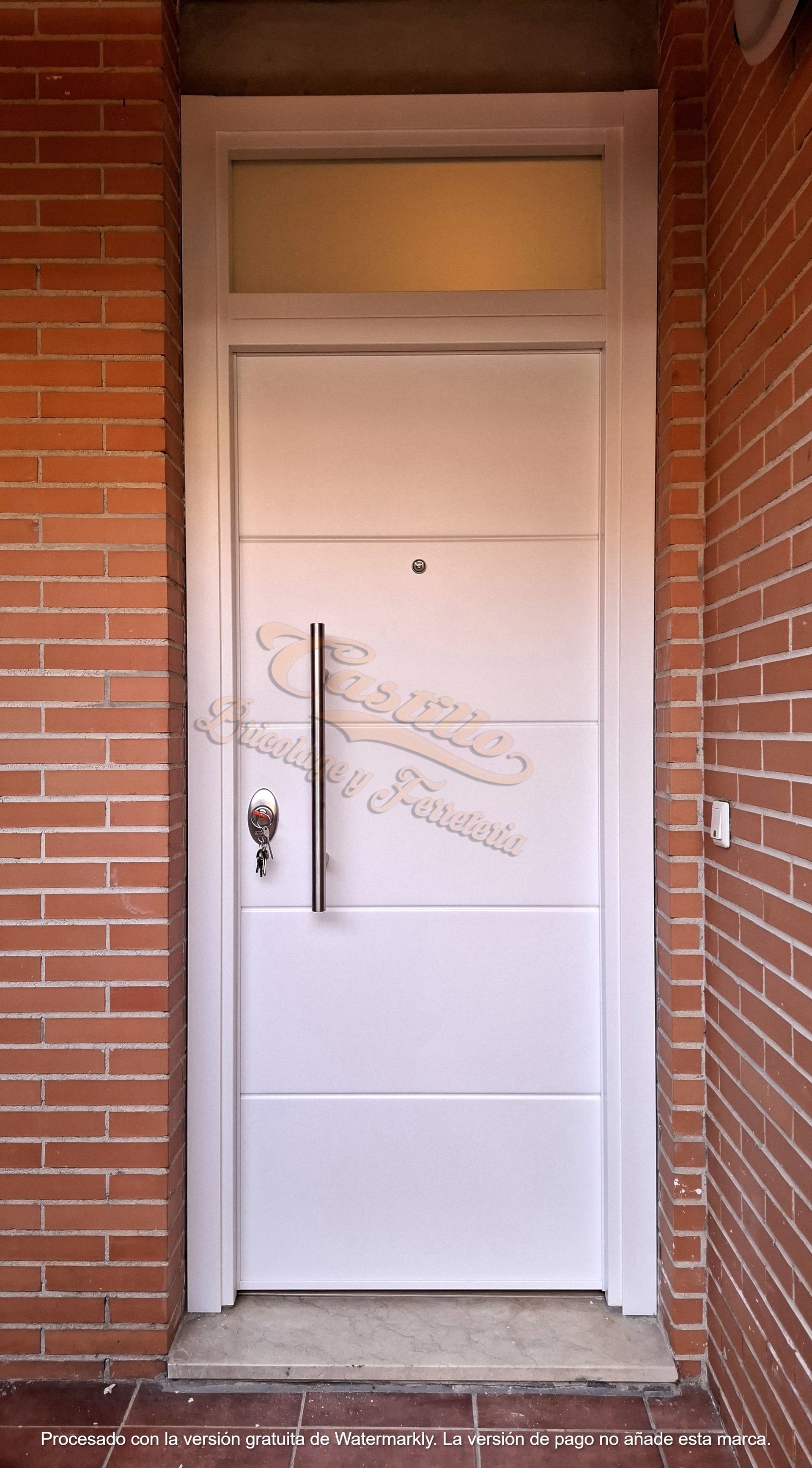 Una puerta blanca con una pared de ladrillos detrás.