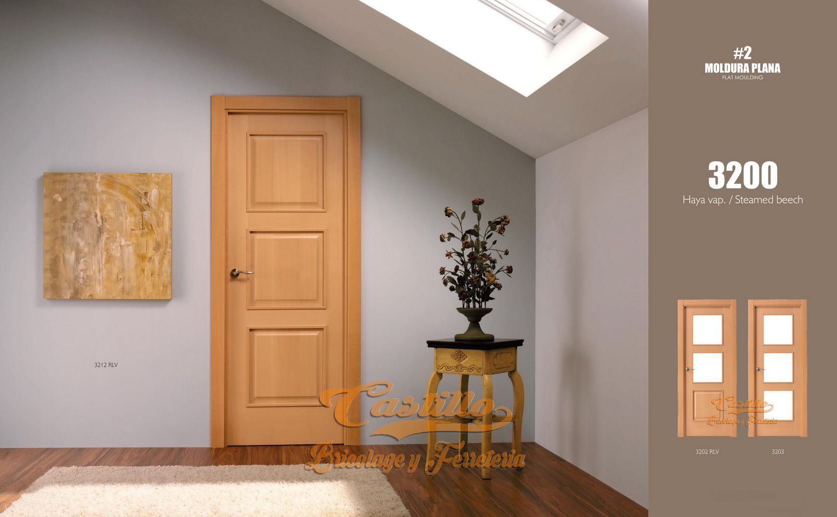 Puerta interior con acabado de madera marrón claro. La puerta está enmarcada por una pared gris claro. Junto a la puerta hay una pequeña mesa antigua y un arreglo floral.