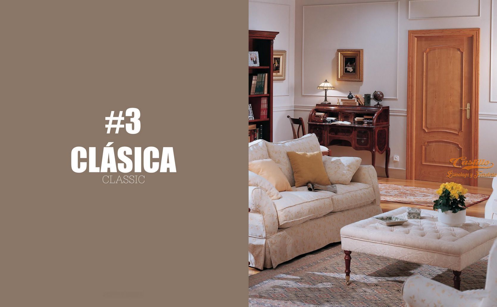 Sala de estar clásica con puerta de madera, sofá y escritorio. Texto superpuesto: