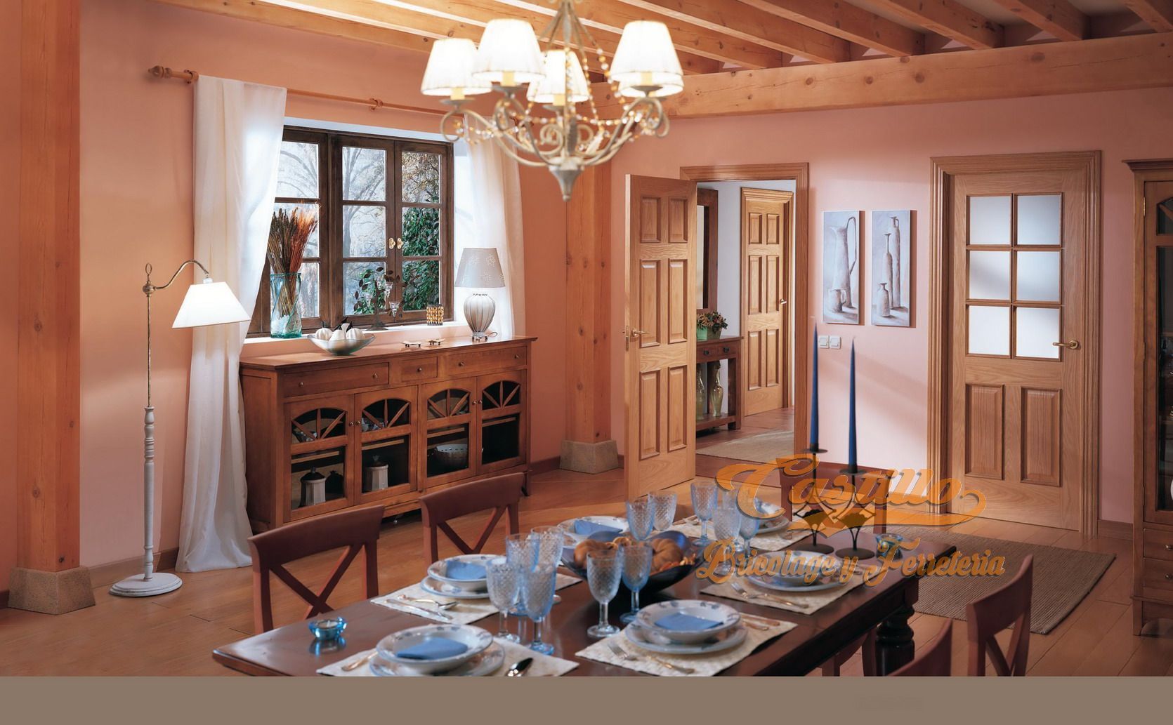 Comedor con mesa larga preparada para comer, ventana y detalles en madera.