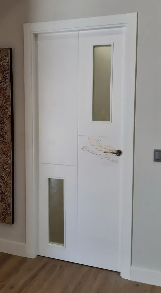 Una puerta blanca con una ventana de vidrio en una sala de estar.