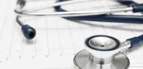 Um estetoscópio em um prontuário médico.