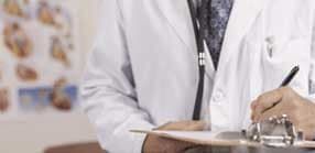 Médico escrevendo em uma prancheta, vestindo um jaleco branco e estetoscópio.