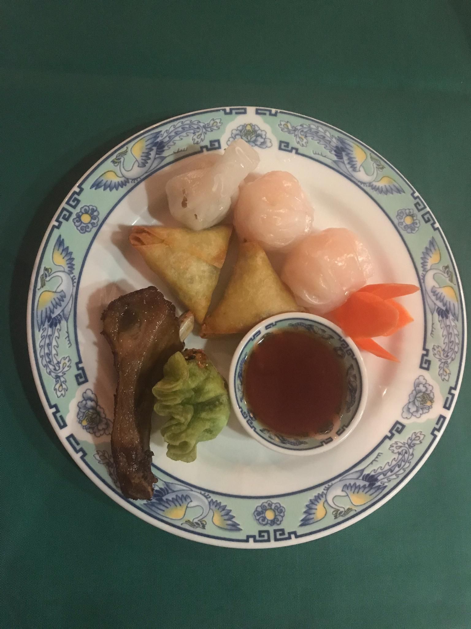 Ein Teller mit Essen und Soße darauf auf einem Tisch